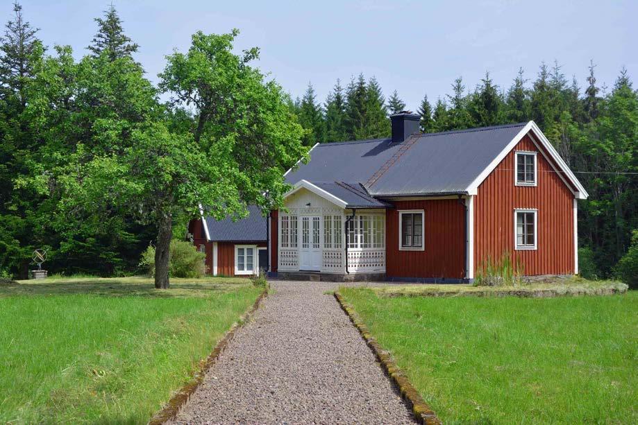 a. på flera vykort. En sommaridyll i vackert landskap. Gården har en total areal om ca 30 ha varav 26 ha utgörs av skogsmark. Bedömt virkesförråd ca 5 700.