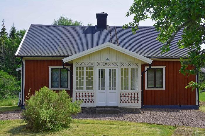 Oskarshamn Höckhult 1:50 Stuga Äldre torpstuga som ligger högt placerat och gränsar med vacker utsikt över inägorna. Öppen stor tomt med enstaka fruktträd.