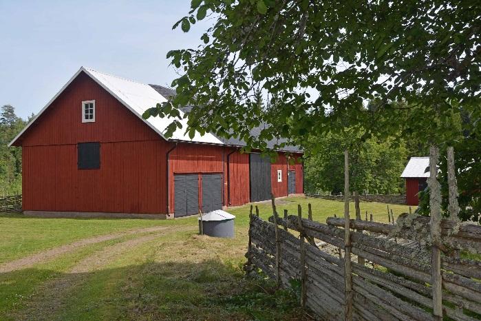 Bredband finns inte idag men arbetet för att skaffa bredband till byn har påbörjats. Ett charmigt och välbevarat torp med bl.a. en mycket fin glasveranda. Oinredd vind.