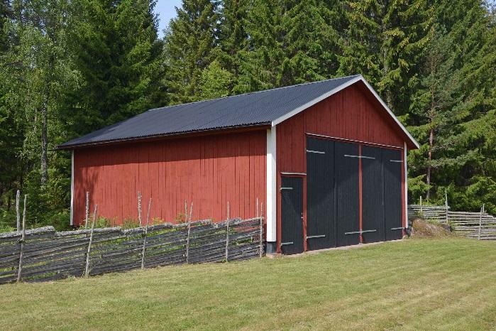 Yttermått ca 20x9 meter. Stor skjutport in till logen. Gjuten platta. El finns. Del av byggnad utgörs av förråd/garage. Logen har uthyrda uppställningsplatser som löper ut 2018-05-01.