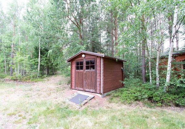 Elström är installerat. Garaget är uppfört på gjuten betongplatta och är ca 30 m² stort och inrymmer garageplats för en personbil samt förrådsavdelning. Elström installerat.