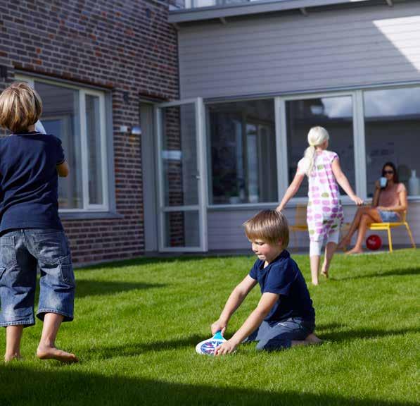 Grillen och gräsklipparen ställer du i det praktiska förrådet på tomten. 3. Tvättstuga Tvättstugan har gott om förvaringsutrymmen med väggskåp ovanför tvättmaskinen och torktumlaren från Siemens.