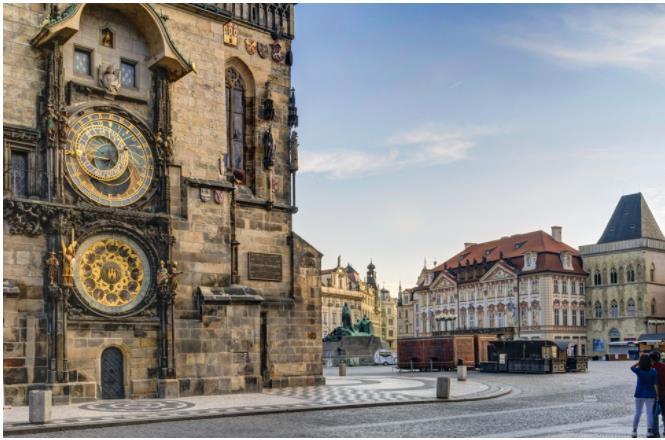 Pražský orloj astronomiska uret Pražský orloj är beläget på det gamla rådhusets sydvägg och visar solens och månens rörelse så som man trodde att himlakropparna rörde sig då klockan byggdes.