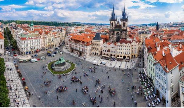 Torget i gamla stan Ett av världens vackraste torg utgör centrum i en av Prags absolut mest omtyckta sevärdheter, den vindlande Gamla staden som började ta form på 1000-talet.
