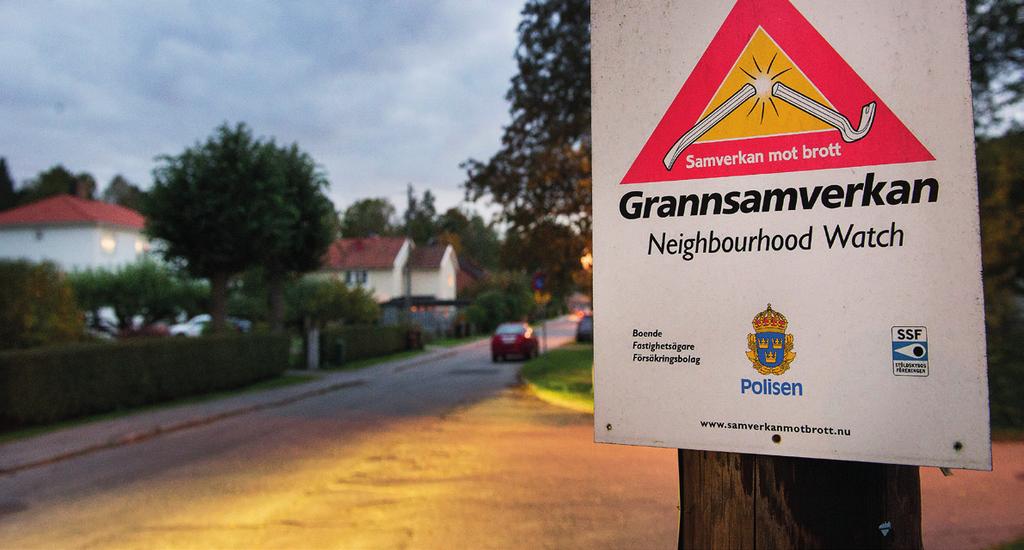 Prata med dina grannar Tala om för dina närmaste grannar att du kommer vara bortrest ett tag. Grannars nyfikenhet och engagemang bryter den anonymitet som inbrott och stölder sker i skydd av.