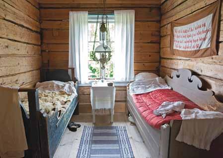Föreningens föremålssamlingar finns i Oppgårdsstugan. I Röststugan finns servering under sommarmånaderna. Logen är, tack vare sin stora sammanhängande yta, användbar för olika ända mål.