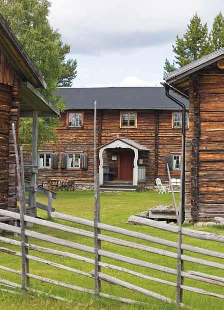 Men när kraven på ökat utrymme växte fram under 1800-talet, byggde man på en våning till. Huset skänktes till hembygdsföreningen 1909. På gården finns tusentals äldre föremål att titta på.
