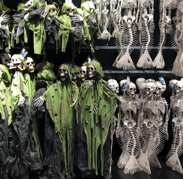 I sortimentet finner man allt från godis och kostymer till dödskallar och zombifigurer. Hur kommer det sig att ni valt att öppna en popup-butik fokuserad på just Halloween?