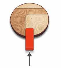 Glöm inte att sätta in fällkilen i sågspåret efter att du har sågat drygt hälften av diametern.