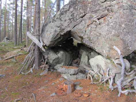 Lappkyrkan. Bergsjö socken, Nordanstigs kommun. Boyta intill ett stenblock med samiska traditioner. En av flera Lappkyrkor som finns över ett större område i Norrland. Lapplägret.