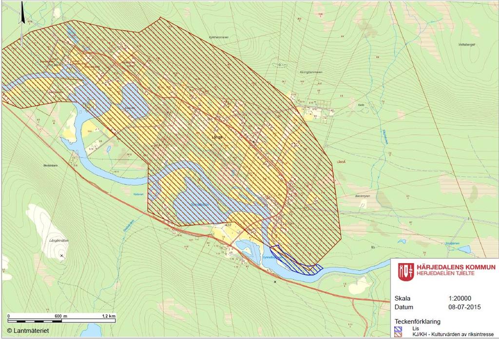 däribland fyra tusen år gamla hällmålningar i berget Hovden strax väster om byn.