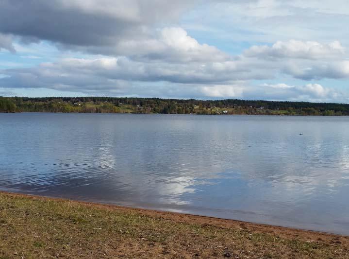 Hornbrytare var bosatt. Det har gjorts arkeologiska utgrävningar utanför byn som anses bekräftar detta. Härjulf står som staty mitt i byn tillsammans med frun Helga.