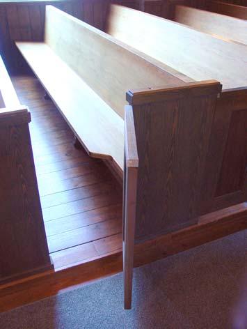 färgsättning. - Kyrkans utformning berättar om olika tiders ideal där olika skeden fortfarande går att utläsa i kyrkans stomme. Den blottade timmerstommen vittnar om tidigare dörröppningar m.m. - De bevarade inventarierna från olika tider ger betraktaren en uppfattning om Burseryds långa kristna historia.