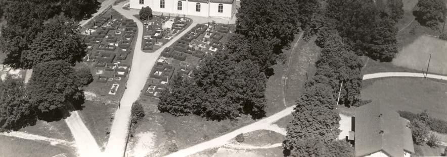 Den höglänta lokaliseringen gör Burseryds kyrka till ett landmärke som syns vida omkring. En flygbild över Burseryd visar kyrkan som blickar ut från sitt höglänta läge. Foto: Ahrenbergsflyg 1941.
