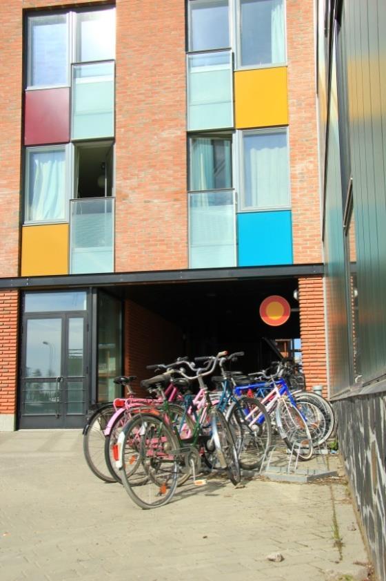 Olika invånargrupper beaktas Nya bostadsområden lockar barnfamiljer, medan det i gamla förortsområden bor många äldre personer.