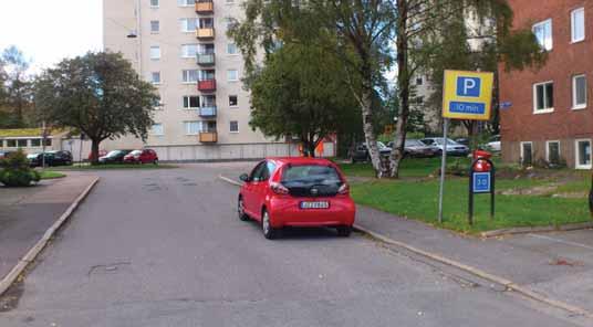 Strax efter dessa 6 platser så börjar en parkeringszon, inom denna zon så får man parkera i max 10 min.