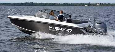 Husky R7 Längd: 6,45 m. Bredd: 2,33 m. Vikt u. motor: ca 1055 kg. Rek. motorstyrka: 130-200 hk.