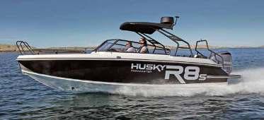 Husky R8s Längd: 7,55 m. Bredd: 2,46 m. Vikt u. motor: ca 1500 kg. Rek. motorstyrka: 225-350 hk.