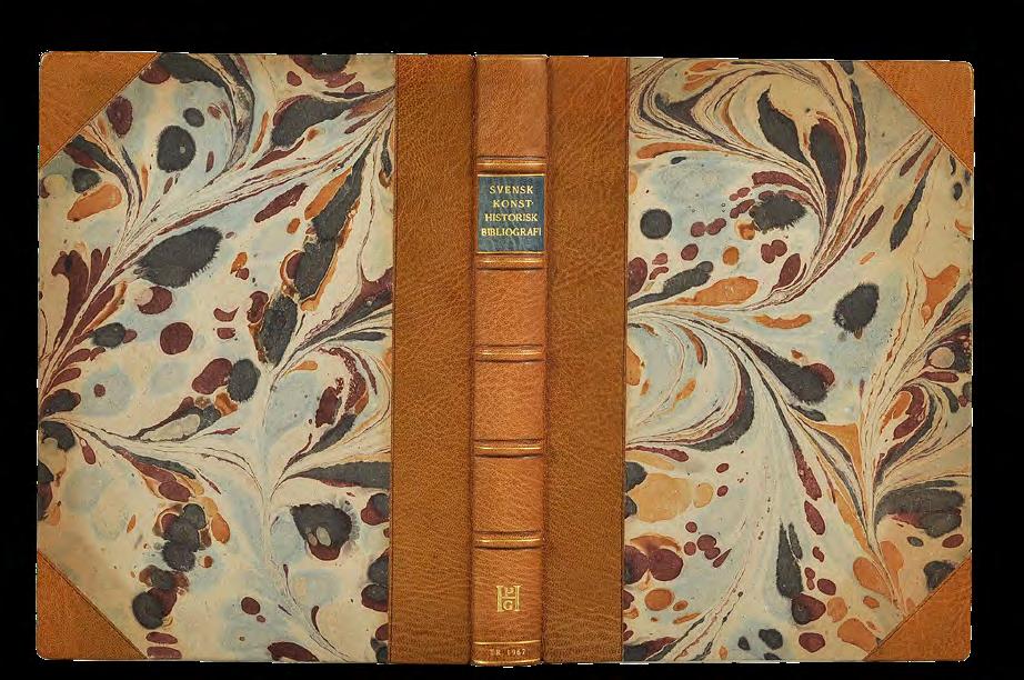 20. 19. (LINDHOLM, ELSA) J. L. Törnqvists bokhandel 1844-1944. Landskrona, 1944. 38 s. Fint rött halvmarokängbd med upphöjda bind och övre guldsnitt (Nordiska bokhandeln). Omslaget medbundet.