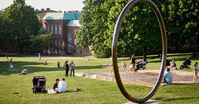 Pelousen en sommardag. Utvecklingsplanens fem strategier Med grund i utvecklingsplanens fyra mål har fem strategier formulerats för universitetsområdets fysiska utveckling: 1.
