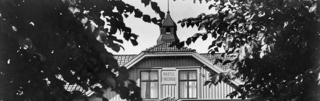 Dagens stenvalvbro är från 1853. Från bron gick vägen mot byn och kyrkan i samma sträckning som idag. Närmare kyrkan fanns flera gårdar längs vägen.