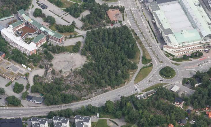 Planbeskrivning Nya Gatan, stadshusområdet 8 (47) Området idag Planområdet består av ett obebyggt skogsområde med stora nivåskillnader, mellan områdets lägsta del vid Värmdövägen och områdets högsta