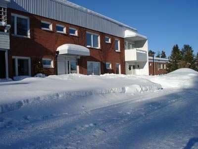 a på att det inte skottas till portarna på helgerna och vid parkeringsrutorna samt att snöröjningen sätter i gång för sent för den som ska i väg till sina arbeten klockan sex.
