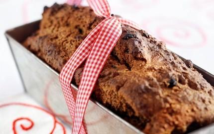 Snabbt russinbröd - Receptet gäller för 1 st Ett mustigt och gott russinbröd med gräddfil som håller sig saftigt länge. Brödet behöver inte jäsa och får god smak av pomeransskal, sirap och mörkt öl.