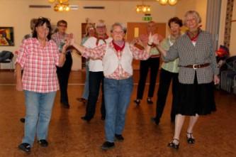 15 börjar vi med enkla steg och danser. Nybörjare, ring Ewa för mer information.