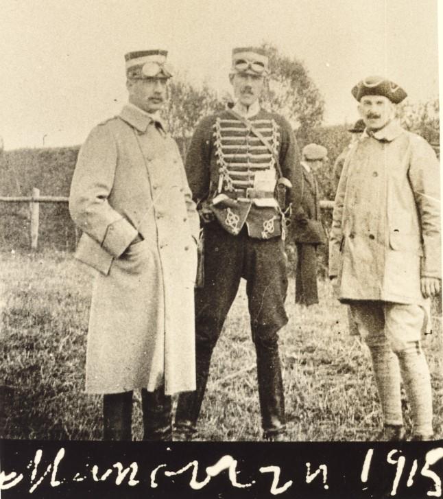 radiosignaler. Under 1915 började man på AGA att experimentera med gnistsändare för klockbojar som automatiskt sattes i funktion av det med komprimerad kolsyra drivna slagverket i klockbojarna.