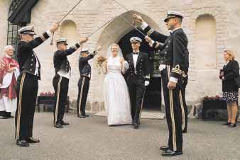 2.13.8. Hedersvakt vid bröllop Bild 2:16 Järnvalv Befäl från nivå OR 6 som deltar vid en officers- eller specialistofficers bröllop kan bilda järnvalv utanför kyrkan (motsv.