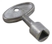 Låsen ska utformas på sådant sätt att nyckel kan tas ur låset då bommen öppnats. Detta så att räddningstjänsten kan öppna flera lås med samma nyckel.