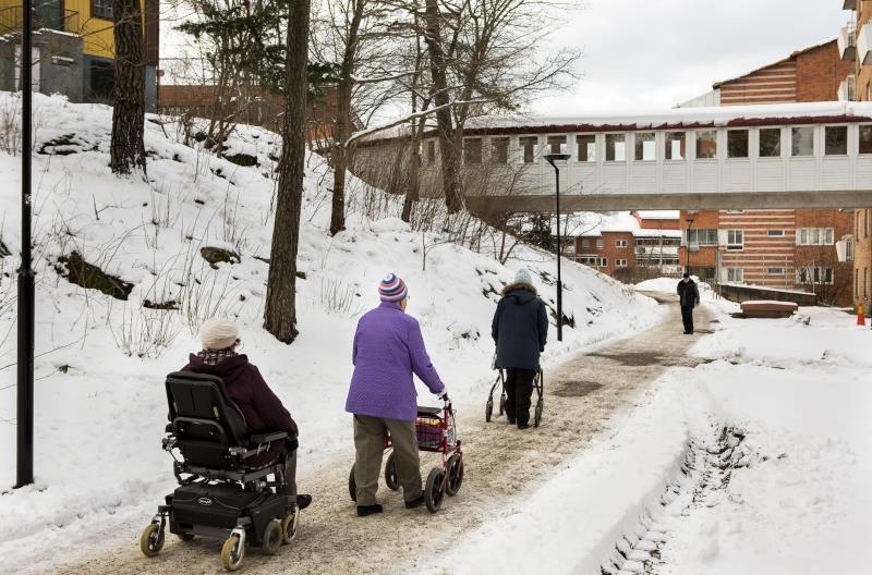 När vi blir äldre, försämras vår syn, hörsel, balans och rörelseförmåga. Detta ökar risken för att råka ut för en olycka.