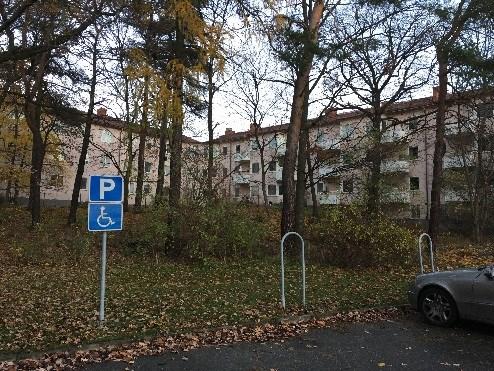 Sida 7 (12) T.v. Befintlig parkering med naturmark mot angränsande bostadsfastigheter i norr. T.h. En av vård- och omsorgsboendets gårdar mot Årstavägen i söder.