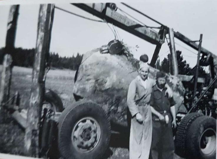 Ibland sprack stenen och man fick borra om den. Vid ett tillfälle gick det inte att lyfta av en stor sten från vagnen, varför man fick borra ett nytt hål och spränga stenen uppe på maskinen.