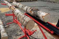 Kopplas till den redan monterade snabbkopplingen på hydraulikens uttag på vedmaskinen. Stocklyften vrids till maskinens framsida, där den kan låsas fast under transport.