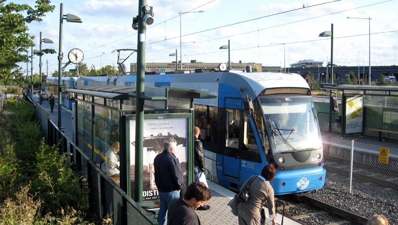 Snabbspårväg En snabbspårväg är en spårväg som går på egen banvall och har längre avstånd mellan hållplatserna än stadsspårvägar.