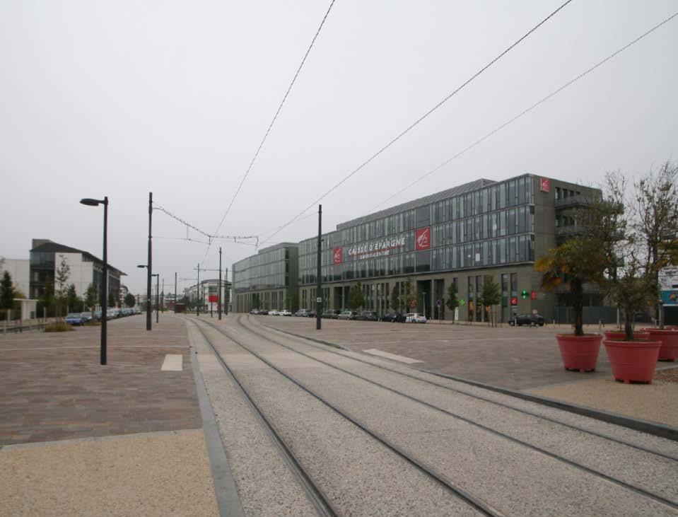 Med passager i torgmiljö vill man uppnå ett visuellt samband över spåren för att sammanbinda de båda sidorna. Hela torgytan kan vara möjlig för passage över spåren.