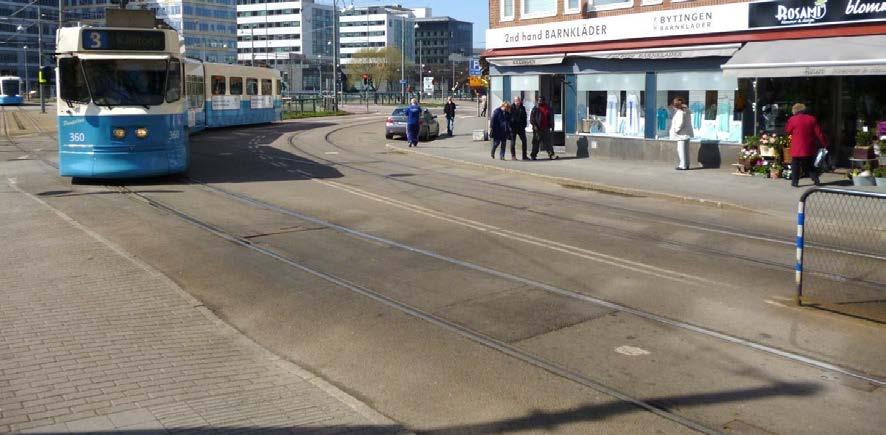 Figur 23 visar till höger i bild hur ett staket eller stängsel parallellt med spåren försvårar ett korsande av spårområde i lägen där siktlinjer eller förståelsen för trafikmiljön är sämre.