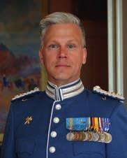 ÖVRIGA HAR VARIT TILLMÖTESGÅENDE Den försvarsmaktsgemensamma högvaktsstyrkan på Drottningholm i sommar är fördelad på tre olika vaktlag med personal från armé- och marinförband och ett fåtal från