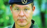 Vilka olika persedlar har Harald i garderoben? Harald har en fältdräkt, motsvarande M 90 fält, och ett paradtäcke i regementets färger blått och vitt. Han har också ett grimskaft i vitt.