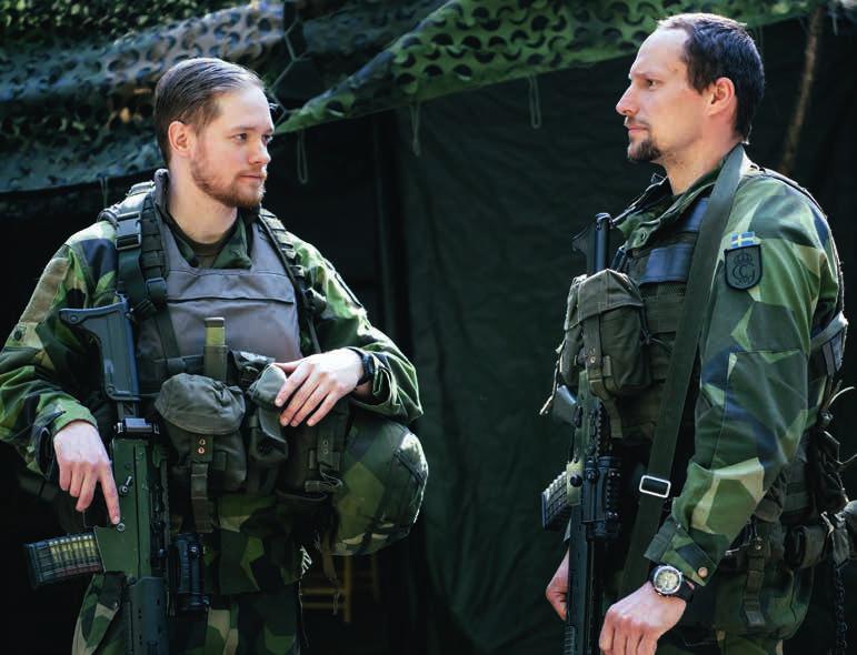 HAN OCH KOLLEGAN Hampus Sallhag Mattsson, som är sambandsofficer, har kommit in i tältet och anslutit till Patrick Karlsson.