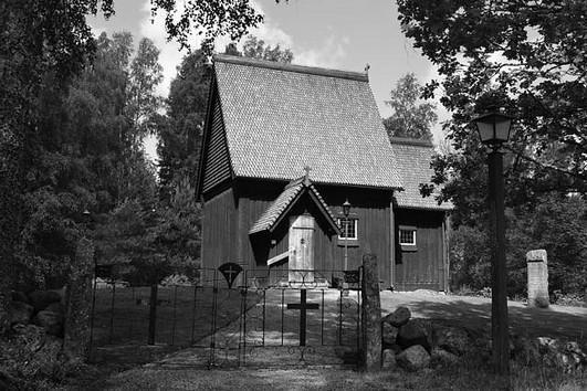 Senare snodde de kristnade helt enkelt en dyrkad plats från den så kallade hedendomen och byggde kyrkan där.