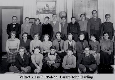 På skolfotot här nere står det en lärare, tillika kantor i Undenäs: John Harling, med sina elever i mitten av 1950- talet.