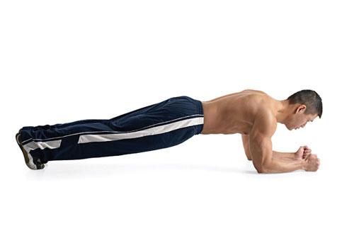 Fysövningar överkropp 1. Plankan Lätt - Plankan basic Be någon om hjälp eller filma för att kolla att du är rak i kroppen genom hela övningen. In med magen, spänn bålen!