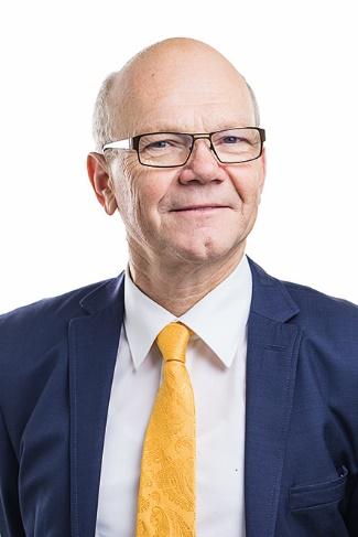 Övriga styrelseuppdrag: Styrelseordförande i Ownpower Projects Europe AB samt styrelseledamot i DistIT AB, Doro AB, IAR Systems Group AB, JNM Invest AB och DO Intressenter AB.