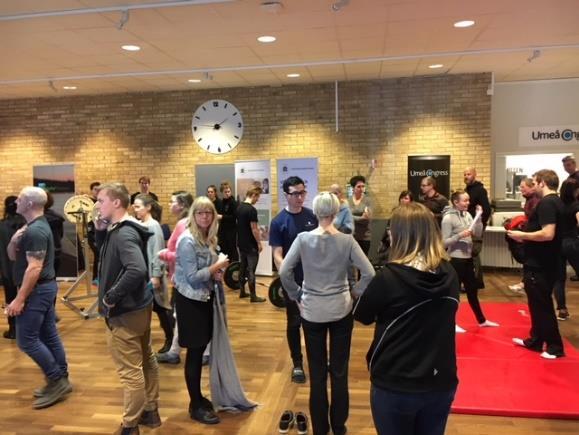 Föreläsare: Anders Hansen Mingel bland aktiviteterna i brashörnan Fullsatt Aula Nordica vid Hansens föreläsning Genom samverkan med en Svensk klassiker och SJ kunde Idrottshögskolan erbjuda 1