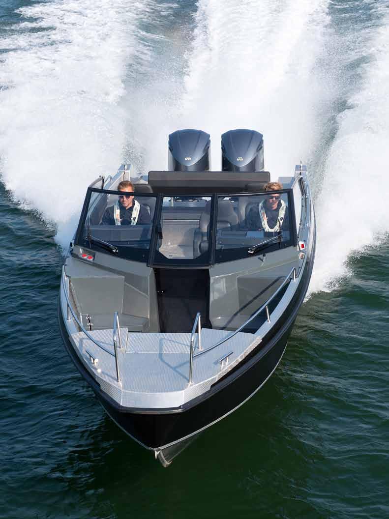 Buster Phantom 9,48 x 2,87 meter Motorstyrka: 350-700 hk Toppfart: