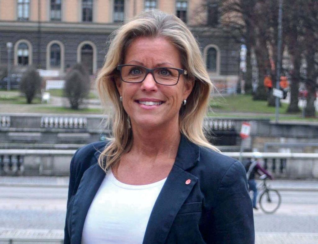 ÅSA WIKLUND LÅNG (S) TRYGGHET FÖR VANLIG FOLK! Det går bra för Sverige. Visst, det är högkonjunktur men resten är ingen slump. Det är medveten poli k som ger resultat.