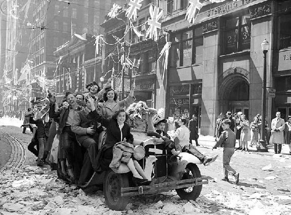 Efterkrigstiden Andra världskriget slutade 1945. Västra Europa befriades av de allierade styrkorna medan östra Europa befriades av Sovjetunionen.